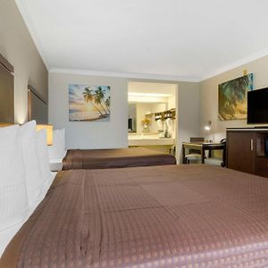Zimmer mit Queensize-Bett im oberen Stock